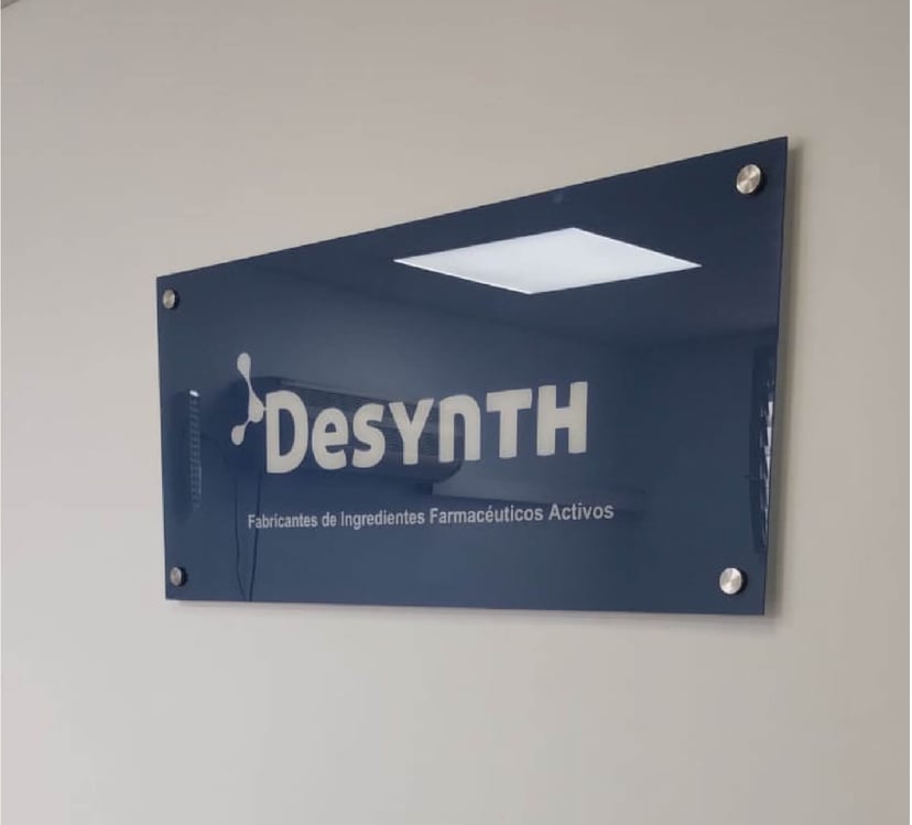 Placa de acrilico impresa en cama plana con fondo azul