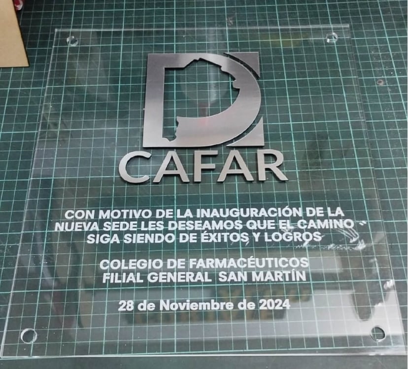 Placa de acrílico con aplique de Metalex