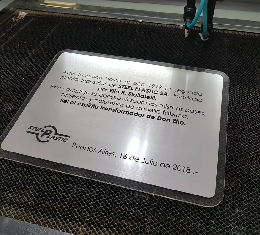 Pieza de metalex grabado en láser y fondo acrílico