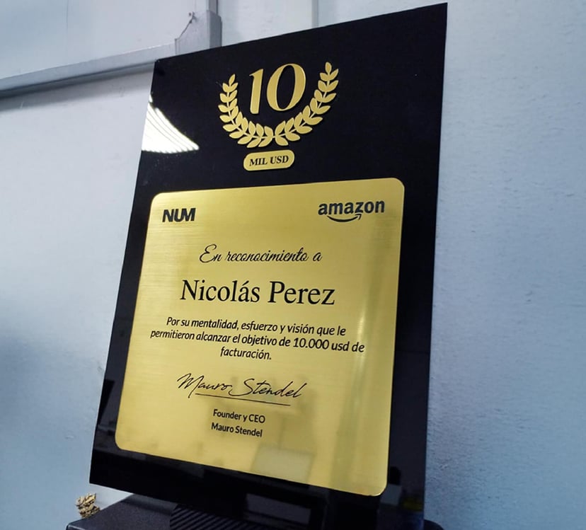 trofeo o placa de metalex dorado y acrilico negro de fondo