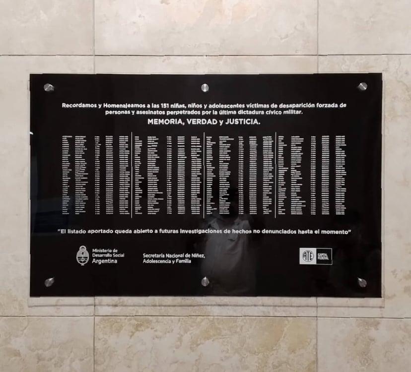 placa acrilico cristal grabado en láser con fondo de acrilico negro