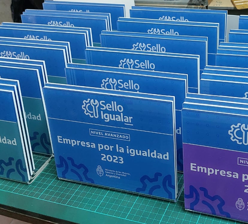 trofeos acrilicos impresos y plegados