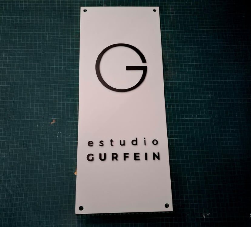 placa de acrilico blanco con letras de acrilico negro pegadas