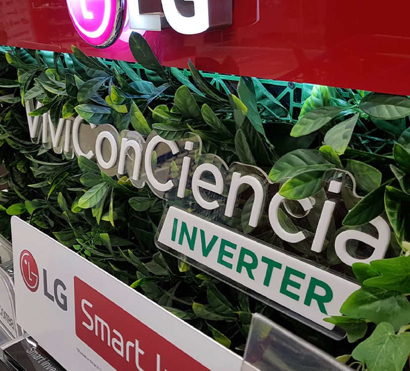 Logo acrilico en jardin vertical