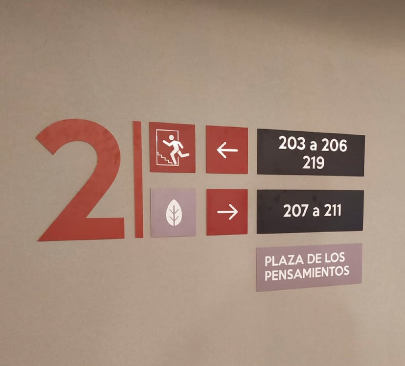 señaletica en alto impacto impreso compuesta de varios carteles