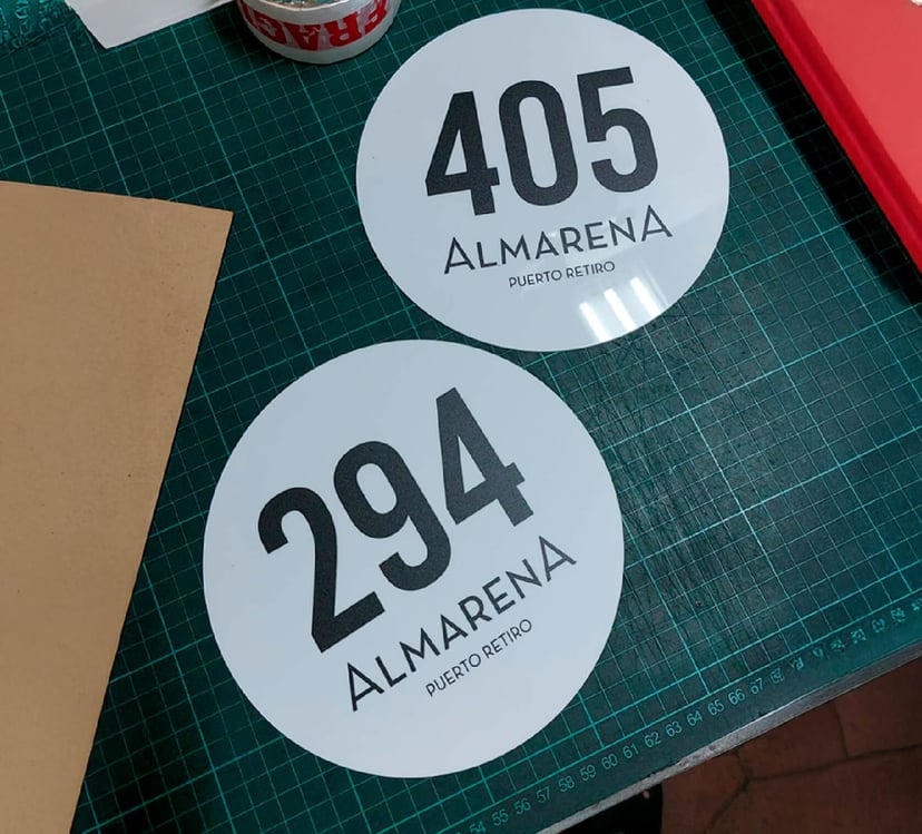 señaletica en pai impreso blanco con tinta negra