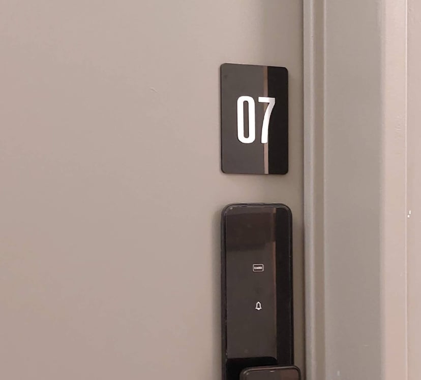 numero de metalex sobre acrilico negro para numero de departamento