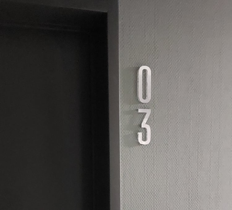numeros de acrilico transparente con frente en metalex