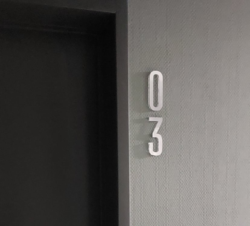 numeros de acrilico transparente con frente en metalex