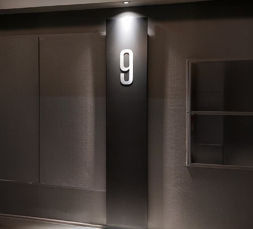 cartel de numero de piso en metalex sobre chapa plegada