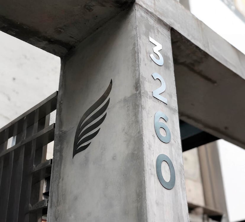 numeros en acero inoxidable y logo