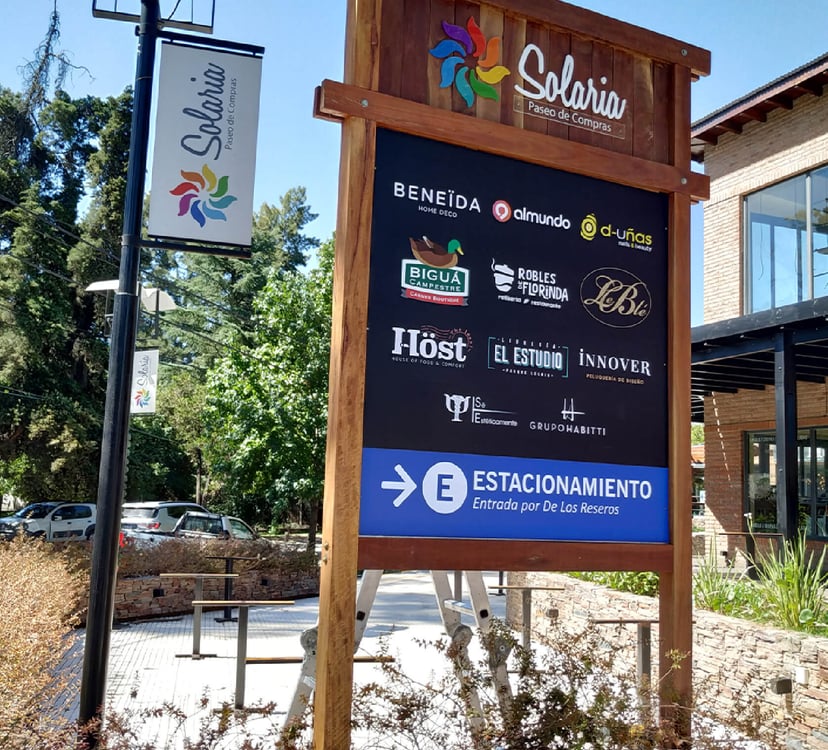 totems personalizado para shopping al aire libre