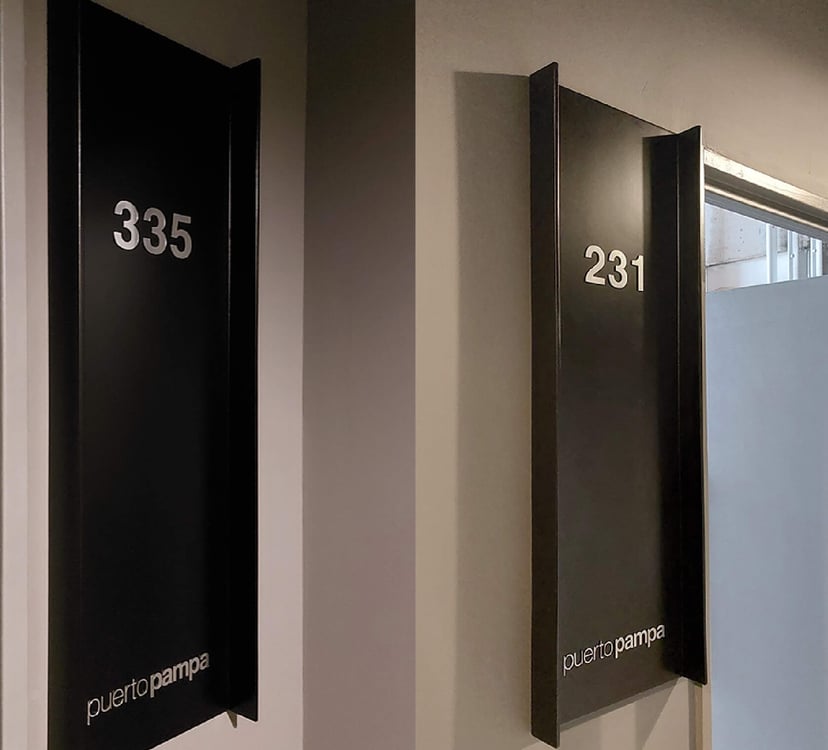 señalizacion mdf laqueado y numeros de metalex para edificios