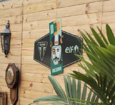 cartel acrilico impreso bajo vidrio 4tipos corte laser Cartel de evento empresarial en acrilico impreso en cama plana y cortado en laser 4tipos