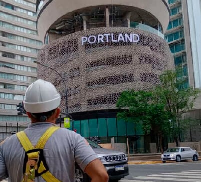 corporeo portland 4tipos colocado en altura sobre GRC Corporeo sobre facha curva