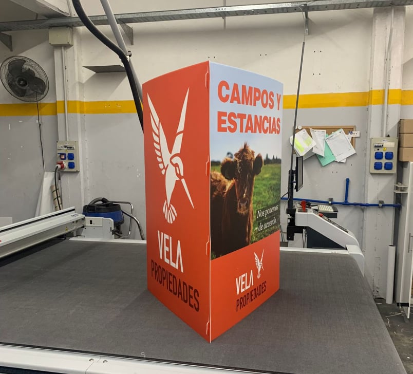 totem-corrugado-plastico-impreso-uv-corte-digital-inmobiliaria-4tipos Tótem de corrugado plástico impreso en cama plana UV con corte digital para inmobiliaria, por 4Tipos